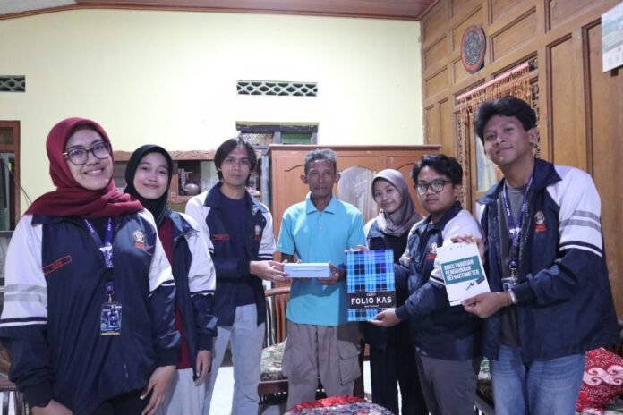 Mahasiswa Kuliah Kerja Nyata Tematik (KKN-T) Tim II Universitas Diponegoro (UNDIP) IDBU 13 melaksanakan program kerja “Pemasaran Informasi Digital dan Pengenalan Pencatatan Keuangan Sederhana di Green House Melon Kelompok Tani Ngudi Mulyo II