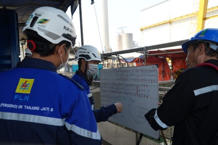 Tim PLN UIK Tanjung Jati B bersama mitra kerja melakukan koordinasi teknis sebelum pelaksanaan inspeksi dan perbaikan pipa intake bawah laut Unit 2. Tim meninjau pemetaan lokasi kerusakan dan rencana pemasangan bended plate untuk memastikan pekerjaan dilakukan secara tepat, aman, dan sesuai kondisi aktual pipa.