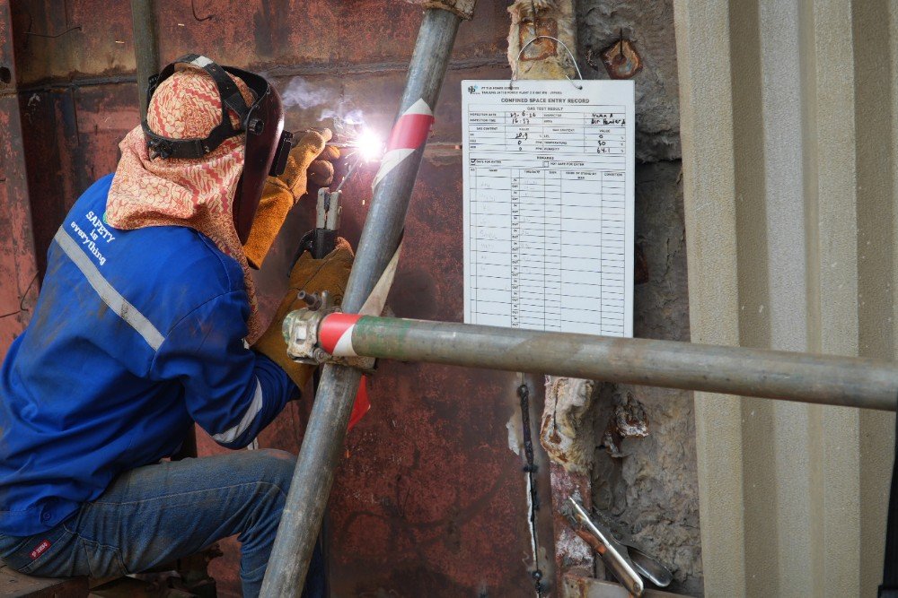 PLN Petugas melakukan pengelasan untuk memperbaiki bagian pelat pada area Air Pre Heater Unit 2 PLTU Tanjung Jati B. Pekerjaan dilaksanakan dengan menerapkan standar keselamatan kerja guna menjaga kerapatan peralatan, mengoptimalkan pemanfaatan panas sisa gas buang, serta mendukung efisiensi dan keandalan pembangkit.