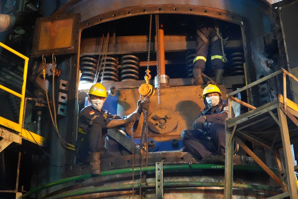 PLN Petugas melakukan pemeriksaan komponen internal pulverizer Unit 2 PLTU Tanjung Jati B untuk mengidentifikasi kondisi dan tingkat keausan peralatan. Pemeriksaan menyeluruh ini bertujuan menjaga kualitas penggilingan batu bara agar pasokan bahan bakar menuju boiler tetap stabil dan proses pembakaran berlangsung optimal. (Foto : Dok PLN)