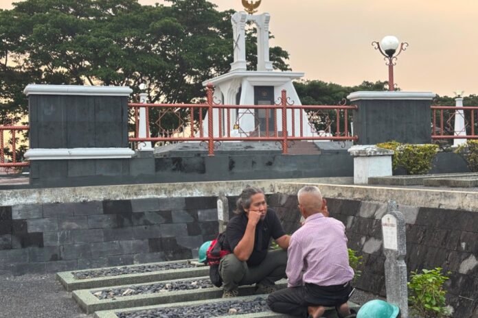 Juhari (81) bersama anaknya Rian saat mengunjungi ayahnya yang merupakan pejuang kemerdekaan, Kho Siang Bo, di Taman Makam Pahlawan Nasional Giri Tunggal Semarang, Selasa (4/8/2026) sore. (Foto:Kamal)