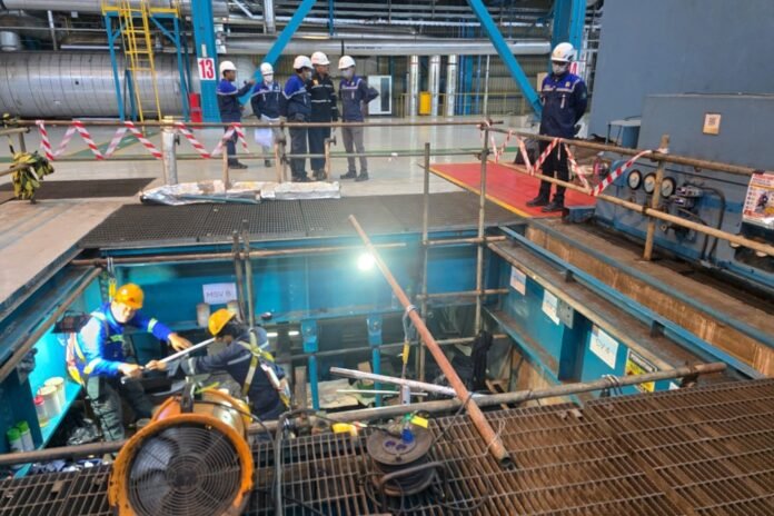 Tim PLN UIK Tanjung Jati B meninjau pelaksanaan inspeksi dan pemeliharaan Main Steam Valve (MSV) B Unit 2 PLTU Tanjung Jati B. Pekerjaan dilakukan untuk memastikan katup utama mampu membuka dan menghentikan aliran uap menuju turbin secara aman serta mendukung pengoperasian pembangkit yang andal.