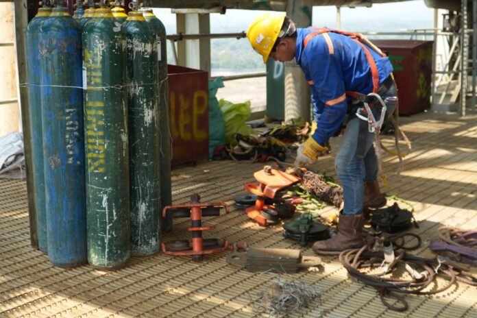 Petugas memeriksa perangkat angkat dan perlengkapan keselamatan sebelum digunakan untuk mendukung pekerjaan retubing di area boiler Unit 2 PLTU Tanjung Jati B. Pemeriksaan ini menjadi bagian penting dalam memastikan seluruh pekerjaan di ketinggian dilaksanakan secara aman, tertib, dan sesuai prosedur.