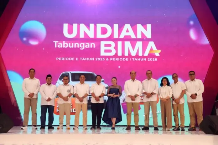 Jajaran Direksi dan Komisaris Bank Jateng bersama penyanyi papan atas Rossa berfoto bersama di atas panggung usai acara Pengundian Tabungan BIMA Periode II Tahun 2025 dan Periode I Tahun 2026 yang digelar di Mal 23 Semarang, Minggu (2/8/2026). (Foto : Dok Bank Jateng)