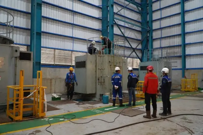 Tim PLN UIK Tanjung Jati B bersama mitra kerja melakukan pemeriksaan pada area Circulating Water Pump Unit 2 PLTU Tanjung Jati B. Pemeriksaan dilakukan untuk memastikan kesiapan pompa dan peralatan penggeraknya dalam mengalirkan air laut menuju kondensor sehingga sistem pendingin pembangkit dapat bekerja secara andal.