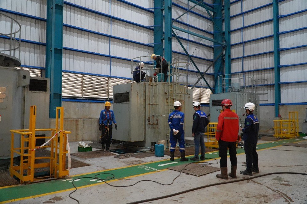 PLN Tim PLN UIK Tanjung Jati B bersama mitra kerja melakukan pemeriksaan pada area Circulating Water Pump Unit 2 PLTU Tanjung Jati B. Pemeriksaan dilakukan untuk memastikan kesiapan pompa dan peralatan penggeraknya dalam mengalirkan air laut menuju kondensor sehingga sistem pendingin pembangkit dapat bekerja secara andal.