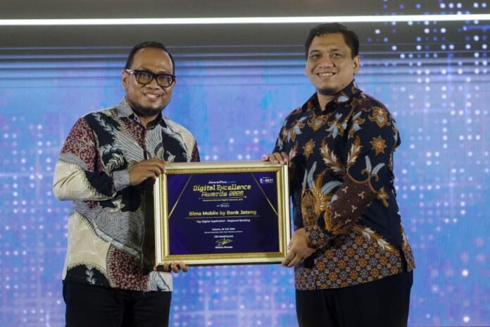 Keterangan foto: Kepala Divisi Digital Innovation Bank Jateng, Yulius Ardita, saat menerima penghargaan dalam ajang JawaPos.com Digital Excellence Awards 2026 di Birawa Assembly Hall, Jakarta, Kamis (30/7)