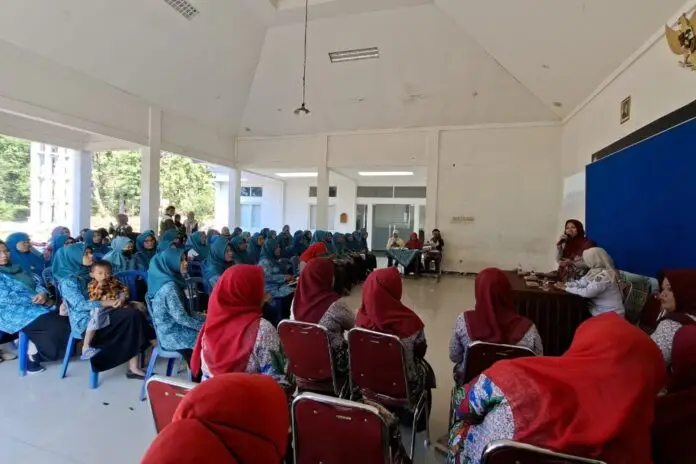 Mahasiswa KKN-T IDBU 12 UNDIP bersama Ibu-ibu PKK Desa Tawangsari (Foto:Dok KKN)