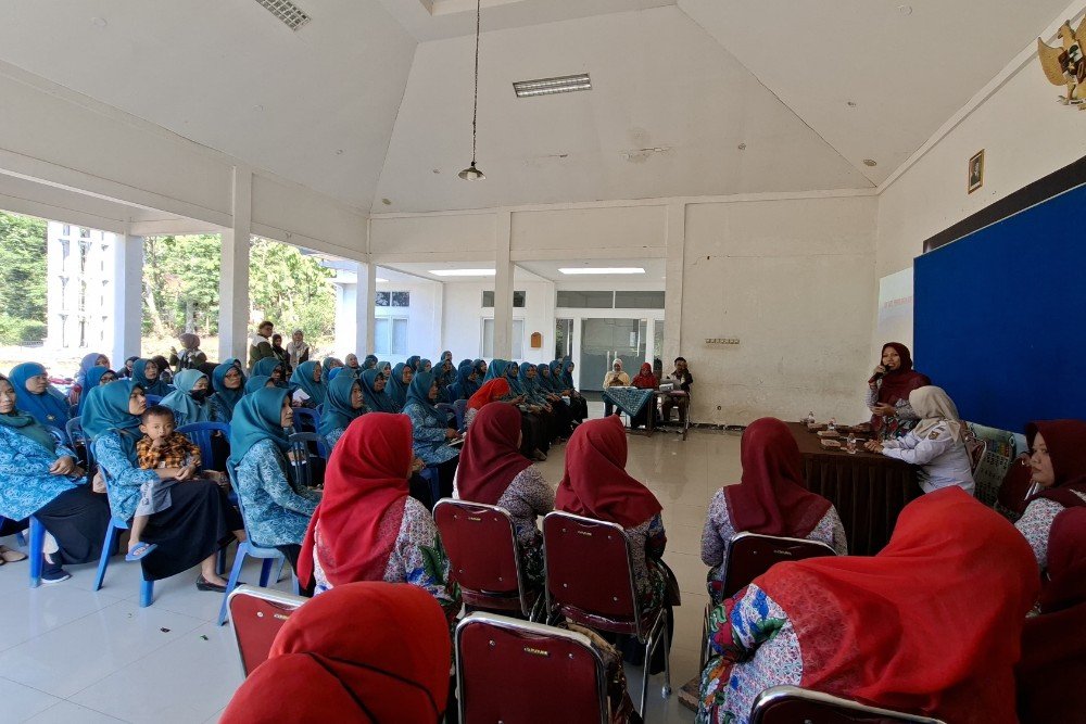 KKN UNDIP Mahasiswa KKN-T IDBU 12 UNDIP bersama Ibu-ibu PKK Desa Tawangsari (Foto:Dok KKN)