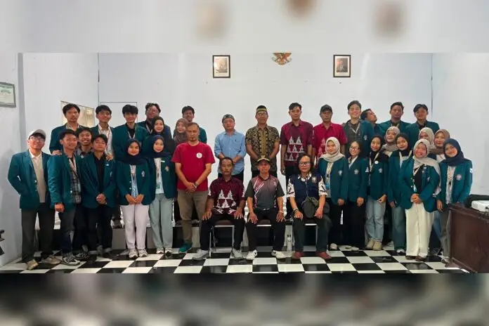 Mahasiswa KKN-T Undip 119 bersama Perangkat Desa Kalongan (Foto:Dok KKN)