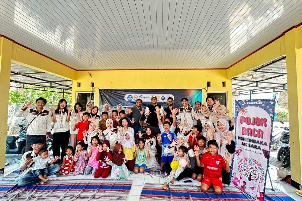 UNNES Tim Pelaksana Program Penguatan Kapasitas Organisasi Kemahasiswaan (PPK Ormawa) SGL PGSD Universitas Negeri Semarang (UNNES) menggelar kegiatan Pojok Literasi Tunas Ngrembaka bertema "Literasi Budaya dan Multikultural: International Cultural & Educational Sharing" di Rumpin, Kelurahan Podorejo, Kota Semarang, Minggu (9/8/2026).