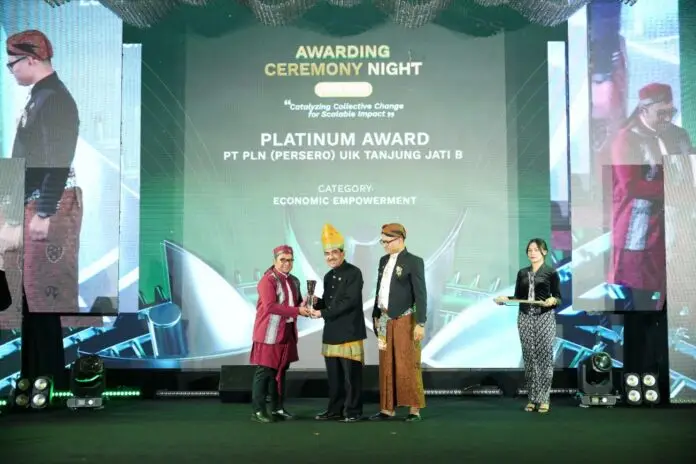 Senior Manager Keuangan, Komunikasi dan Umum PLN UIK Tanjung Jati B, Hary Subagyo (kiri), menerima trofi Platinum untuk Program TJSL Bandeng Kalingga pada kategori Economic Empowerment dalam Awarding Night ISRA 2026 di Swiss-Belhotel Solo, Kamis (6/8/2026). Hasil penilaian tersebut menjadi bagian dari evaluasi PLN untuk terus memperkuat dampak dan keberlanjutan program pemberdayaan masyarakat.