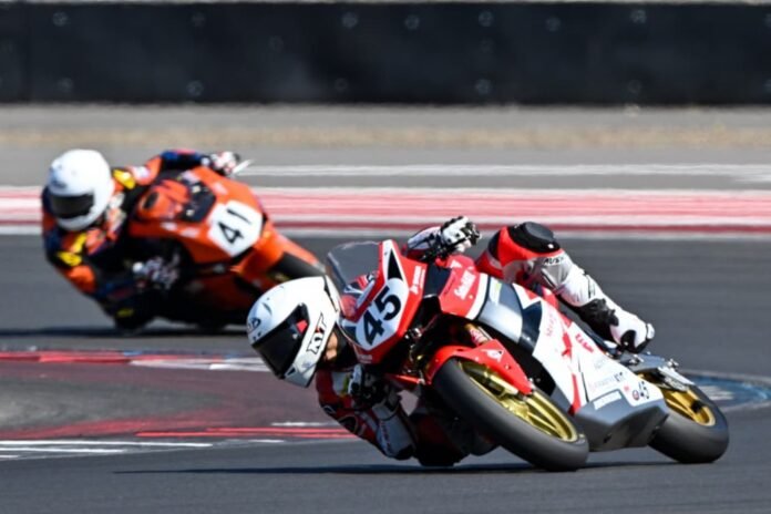 Pebalap AHRT Irfan Ardiansyah (tengah) meraih podium pertama pada Race 2 kelas AP250 ARRC 2026 di Pertamina Mandalika International Circuit, Lombok, NTB, Minggu (9/8/2026). (Foto : Dok Honda)