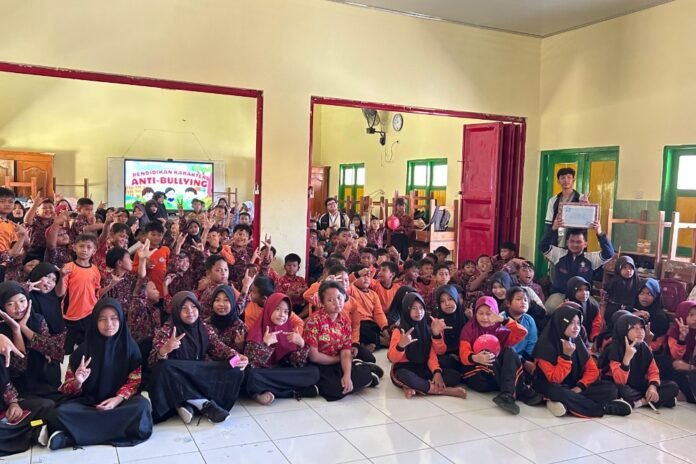 Edukasi Psychological First Aid (PFA) membekali guru SDN 2 Jerukan dengan pengetahuan dan keterampilan dasar dalam memberikan pertolongan pertama psikologis oleh Mahasiswa KKN UNDIP. (Foto : Dok KKN)