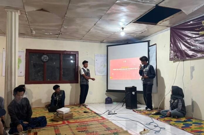 Mahasiswa KKN UPGRIS ketika sosialisasi pencegahan penyalagunaan narkotika di Balai Desa Kediten Plantungan Kendal