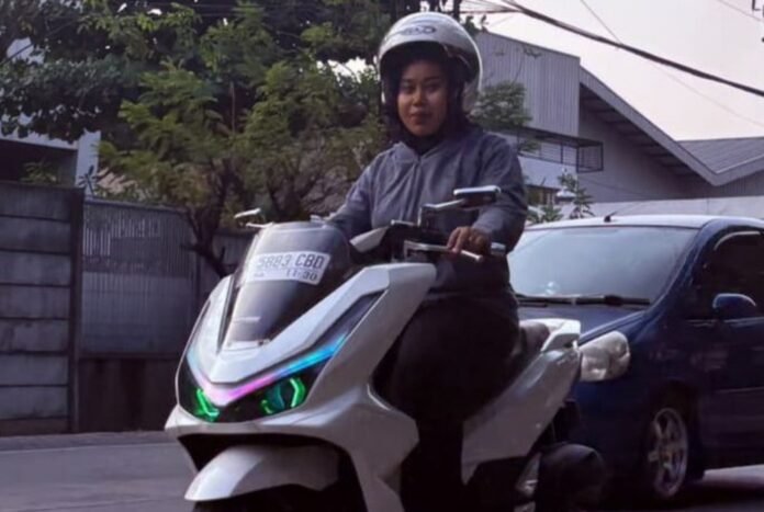 Tampilan sporty serta gahar di jalanan membuat Ratna Almaida memilih Honda PCX 160 untuk mobilitas harian, Senin (10/8/2026). (Foto: Arif)
