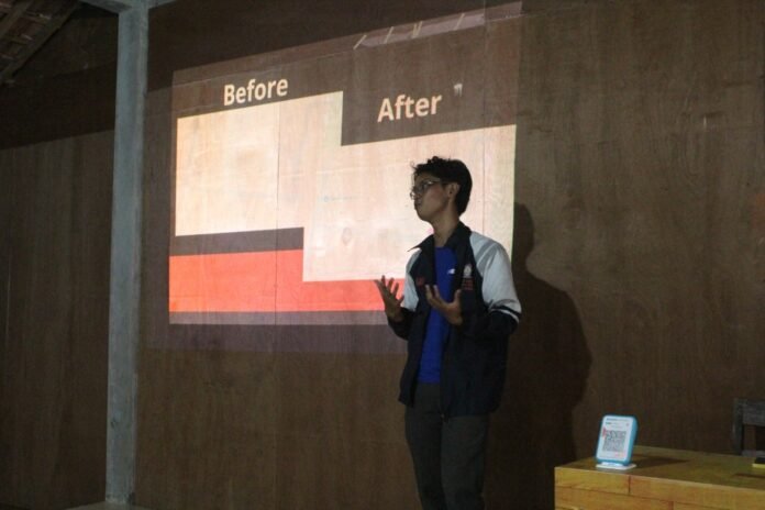 Mahasiswa KKN Tim II Universitas Diponegoro (Undip) memaparkan tahapan pendaftaran dan optimalisasi profil bisnis UMKM di Google Maps kepada pelaku UMKM Desa Jerukan. (Foto: Dok KKN)
