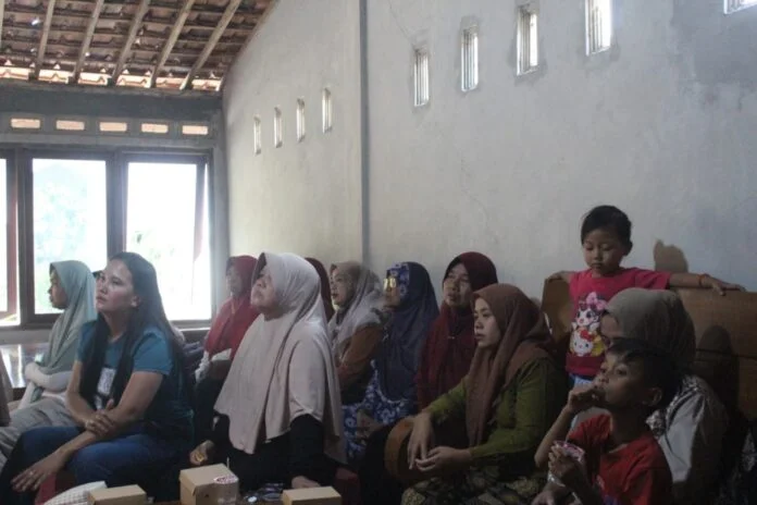 Mahasiswa KKN-R Desa Jerukan, Kecamatan Juwangi, Kabupaten Boyolali tahun 2026 dari Universitas Diponegoro telah melaksanakan program kerja “Peningkatan Daya Saing Produk UMKM Berbasis Potensi Lokal melalui Edukasi, Inovasi, dan Pendampingan”.