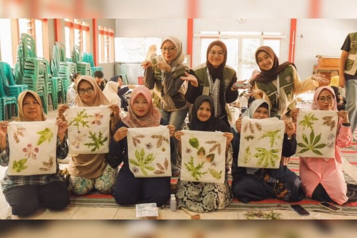 Tim KKN-T 99 Universitas Diponegoro melaksanakan program multidisiplin dengan mengangkat tema “Kreasi Ecoprinting dari Bahan Alami Sekitar Rumah”. (Foto : Dok KKN Undip)