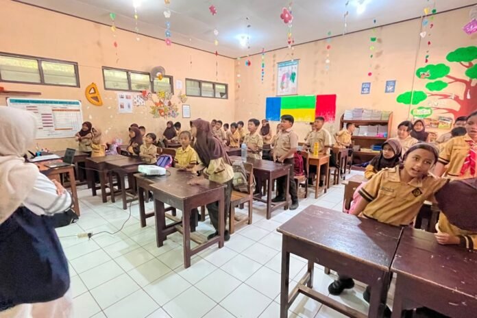 Program “Zona Aman: Kenali Area Privasi Tubuhmu” yang dilaksanakan sebagai bagian dari Program Sosial Kemasyarakatan Kuliah Kerja Nyata Tematik (KKNT) IDBU 26 Universitas Diponegoro (Undip) di SD Negeri 2 Kalongan. (Foto : Dok KKN)