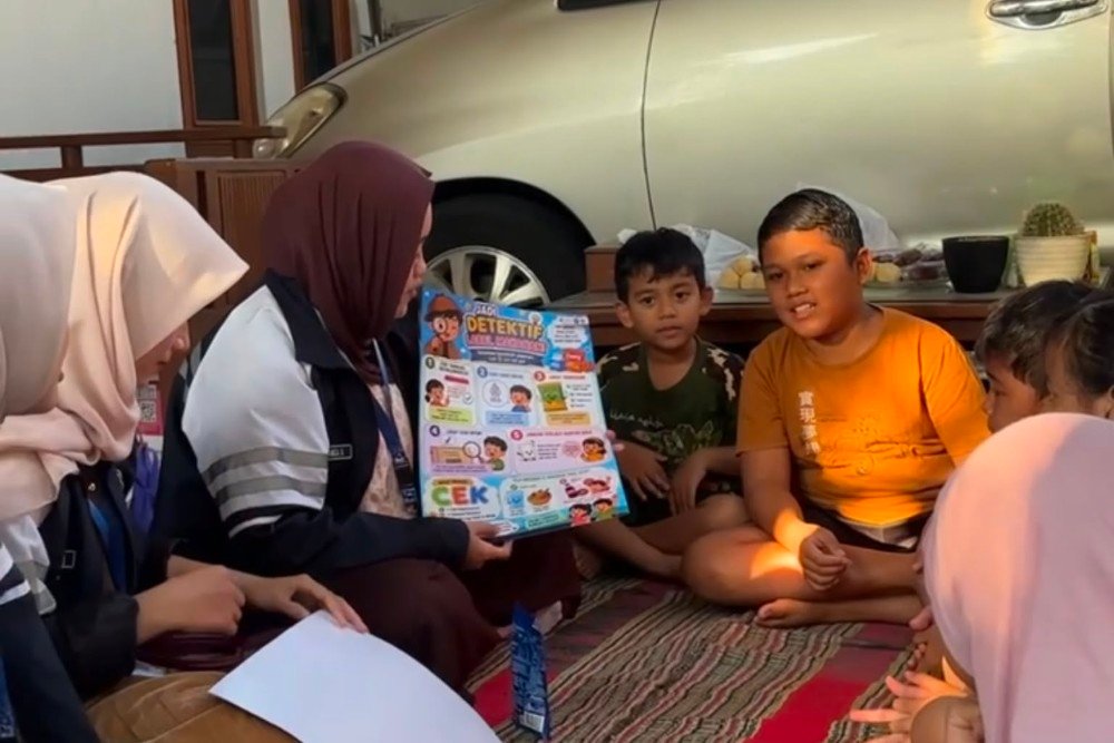 KKN UNDIP Kegiatan Sosial Kemasyarakatan (Sosmas) yang dilaksanakan Mahasiswa KKN Fakultas Kesehatan Masyarakat Universitas Diponegoro, kepada 15 anak di RT 03 RW 14, Puri Delta Asri 5, Desa Kalongan, Kecamatan Ungaran Timur, Kabupaten Semarang. (Foto : Dok KKN)