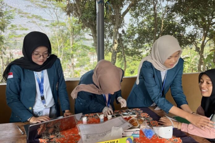 Kabupaten Semarang - Tim Kuliah Kerja Nyata Tematik (KKN-T) IDBU 26 Universitas Diponegoro melaksanakan program kerja sosial kemasyarakatan melalui kegiatan pemeriksaan tekanan darah bagi masyarakat di Posyandu.