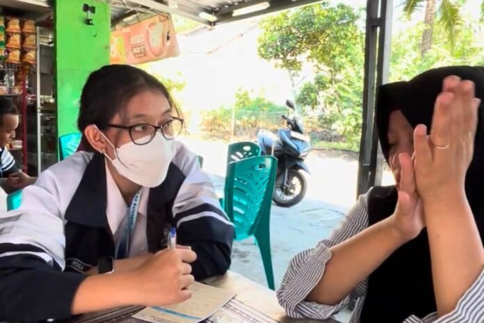 Mahasiswa Program Studi Kedokteran Fakultas Kedokteran Universitas Diponegoro yang tergabung dalam KKN-T IDBU 26 melaksanakan kegiatan edukasi dan konseling hasil pemeriksaan dalam rangkaian skrining kesehatan gratis