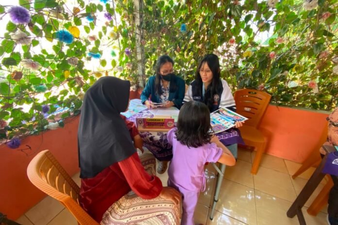Mahasiswa Kuliah Kerja Nyata Tematik (KKN-T) IDBU 26 Universitas Diponegoro melaksanakan edukasi mengenai hipertensi kepada masyarakat melalui kegiatan Posyandu di Perumahan Delta Asri RW 14, Desa Kalongan. (Foto : Dok KKN)