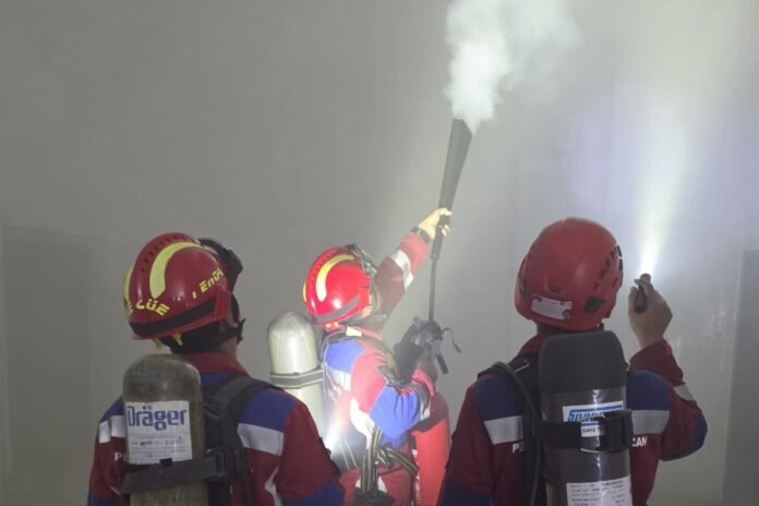 Suasana damkar saat melakukan penyedotan asap pasca kebakaran pada lift barang du The Park Mall Semarang, Rabu (12/8/2026). (Foto: Dok Damkar)