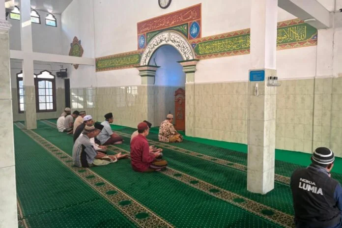 Susana Masjid Nurul Huda, Jalan Wismasari, Ngaliyan, Kota Semarang, Jawa Tengah. Waktu itu usai jemaah salat ashar pada Rabu (12/8/2026). (Foto: Kamal)