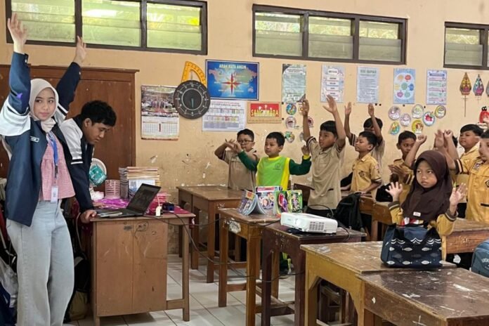 Senam Ceria: Gerak Aktif Anak Sehat yang digelar mahasiswa Kuliah Kerja Nyata Tematik (KKNT) IDBU 26 Universitas Diponegoro (Undip) di SD Negeri 2 Kalongan, Kecamatan Ungaran Timur, Kabupaten Semarang. (Foto : Dok KKN)