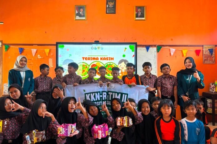 Mahasiswa Kuliah Kerja Nyata Reguler (KKN-R) Tim II Universitas Diponegoro (Undip) melalui program edukasi “Aku Bijak Memilih Jajanan Sehat dan Aman” bagi siswa sekolah dasar di Desa Karang. (Foto : Dok KKN)