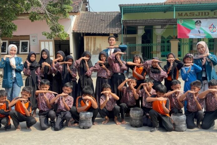 Mahasiswa KKN Universitas Diponegoro (Undip) mengajak siswa sekolah dasar di Desa Karang, Kecamatan Delanggu, Kabupaten Klaten, untuk mengenal dan mempraktekkan penanaman Tanaman Obat Keluarga (TOGA) pada 30 Juli 2026.