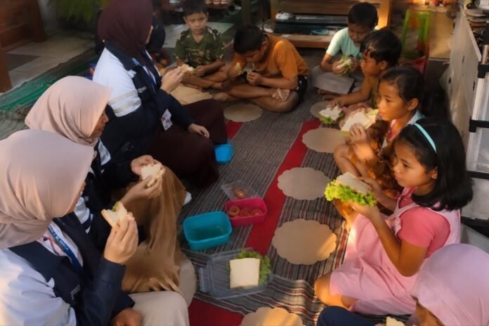 Mahasiswa KKN Fakultas Kesehatan Masyarakat Universitas Diponegoro melalui kegiatan sosial kemasyarakatan Isi Piringku yang dilaksanakan di RT 06 RW 14, Perumahan Delta Asri, Desa Kalongan. (Foto : Dok KKN)