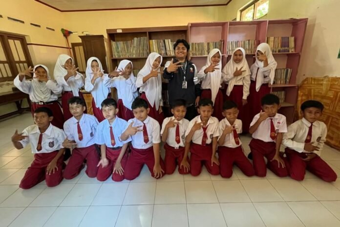 Siswa SD N Karang berpartisipasi dalam kegiatan membersihkan dan merapihkan Perpustakaan Sekolah. (Foto : Dok KKN UNDIP)