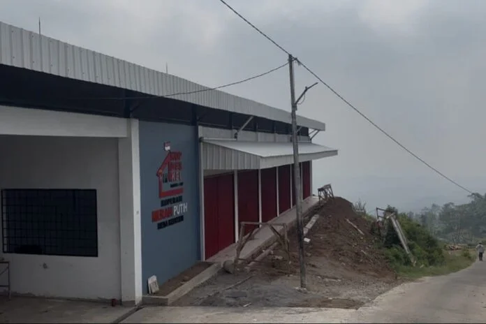 Suasana sekitaran Koperasi Desa Merah Putih di Desa Kediten, Kecamatan Plantungan, Kabupaten Kendal. (Foto: Kamal)