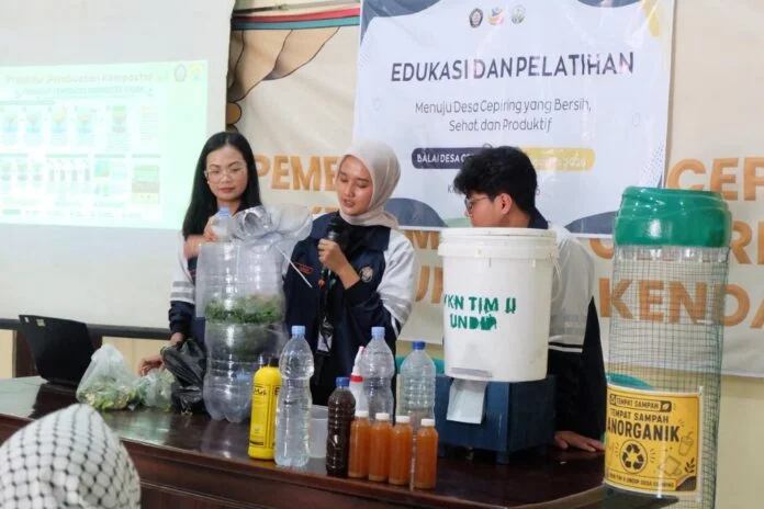 Mahasiswa Kuliah Kerja Nyata (KKN) Tim II Universitas Diponegoro Tahun 2026 menggelar edukasi pengelolaan sampah berbasis masyarakat di Balai Desa Cepiring