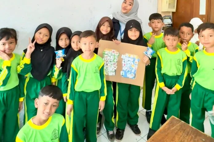 Mahasiswa Kuliah Kerja Nyata Tematik (KKNT) IDBU 26 Universitas Diponegoro (Undip) melalui edukasi pemilahan sampah organik dan anorganik. (Foto : Dok KKN)
