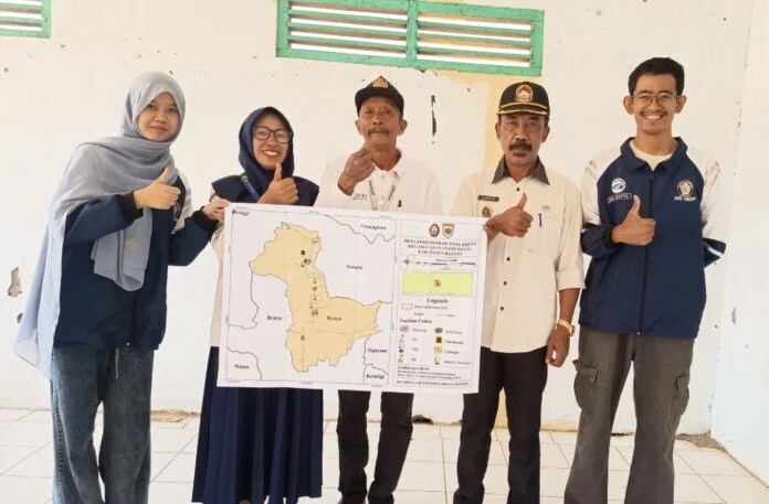 Mahasiswa Fakultas Perikanan dan Ilmu Kelautan, Karina Miranti Arsita Putri, dari Tim II KKN Universitas Diponegoro tahun 2025/2026 mengadakan program kerja berupa pembuatan Peta Admistrasi Desa Kreyo. (Foto : Dok KKN)
