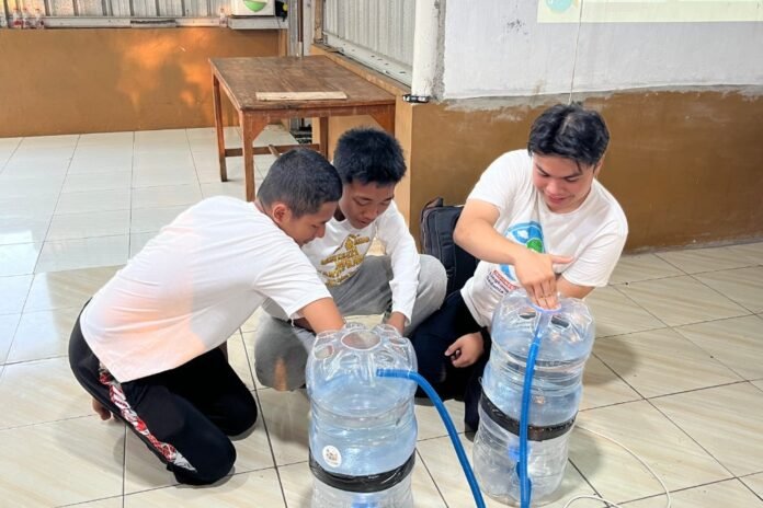 Tim Kuliah Kerja Nyata Tematik (KKN-T) IDBU 26 Universitas Diponegoro, tergerak untuk membekali pemuda-pemudi Karang Taruna RW 15, Desa Kalongan, Kecamatan Ungaran Timur, dengan ilmu manajemen pemberian pakan yang tepat.