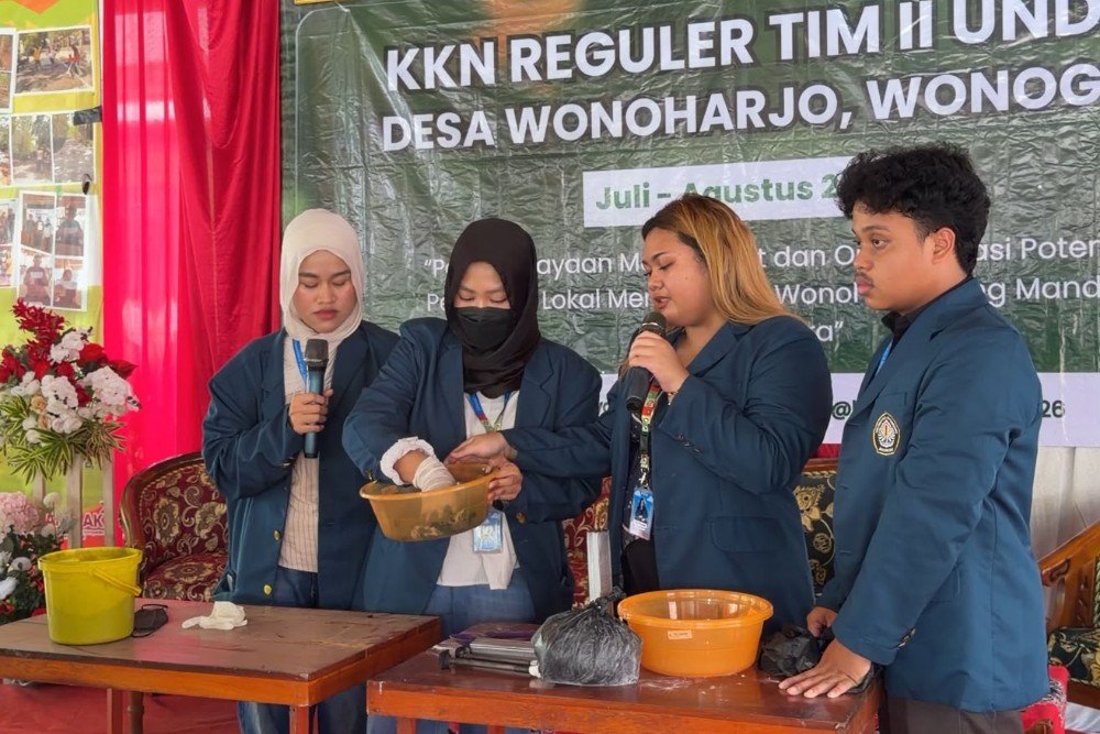KKN UNDIP Mahasiswa KKN Reguler Tim II Universitas Diponegoro (UNDIP) melaksanakan program kerja multidisiplin bertajuk “Pemberdayaan Kelompok Tani melalui Pemanfaatan Sekam Padi menjadi Briket Arang sebagai Upaya Peningkatan Nilai Tambah dan Pendapatan Masyarakat” di Desa Wonoharjo. (Foto : Dok KKN)