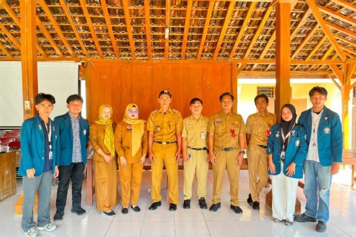 *Disdukcapil Kabupaten Sragen Bersama KKN-T 76 Universitas Diponegoro Selenggarakan Layanan Jemput Bola Administrasi Kependudukan di Desa Gilirejo Baru* SRAGEN – Dinas Kependudukan dan Pencatatan Sipil (Disdukcapil) Kabupaten Sragen bekerja sama dengan KKN-T 76 Universitas Diponegoro melaksanakan kegiatan Layanan Jemput Bola Administrasi Kependudukan di Balai Desa Gilirejo Baru, Kecamatan Miri, Kabupaten Sragen. Kegiatan ini merupakan bentuk kolaborasi antara pemerintah daerah, pemerintah desa, dan perguruan tinggi dalam upaya mendekatkan pelayanan administrasi kependudukan kepada masyarakat. Melalui pelaksanaan layanan secara langsung di tingkat desa, masyarakat diharapkan dapat memperoleh akses pelayanan yang lebih mudah, cepat, dan efisien. Layanan Jemput Bola Administrasi Kependudukan diselenggarakan sebagai upaya untuk meningkatkan kualitas pelayanan publik sekaligus memberikan kemudahan bagi masyarakat dalam mengurus dokumen kependudukan tanpa harus datang ke kantor Dinas Kependudukan dan Pencatatan Sipil Kabupaten Sragen. Kegiatan ini mendapat dukungan dari Pemerintah Desa Gilirejo Baru yang memfasilitasi tempat pelaksanaan serta membantu penyebarluasan informasi kepada masyarakat sebelum kegiatan berlangsung. “Ini merupakan salah satu program yang desa butuhkan, karena banyak masyarakat desa yang mengeluhkan pengurusan administrasi kependudukan yang sangat jauh dari desa kami, dengan usulan kalian, warga mendapat perhatian dan manfaat dari program ini,” ujar Kepala Desa Gilirejo Baru, Supratikno. Pelaksanaan kegiatan diawali dengan proses registrasi peserta dan verifikasi persyaratan administrasi sesuai dengan jenis layanan yang akan diurus. Selanjutnya, masyarakat diarahkan menuju meja pelayanan yang telah disiapkan oleh petugas Disdukcapil Kabupaten Sragen. Seluruh proses pelayanan berlangsung secara tertib dengan pendampingan dari mahasiswa KKN-T 76 Universitas Diponegoro. “Kami sangat mengapresiasi mahasiswa KKN-T 76 Gilirejo Baru karena mengusung pembaharuan administrasi kependudukan yang berkolaborasi dengan Disdukcapil Kabupaten Sragen, kepedulian kepada masyarakat menjadi bagian penting dalam pelaksanaan KKN, pelayanan dan pendampingan kepada masyarakat yang diberikan oleh mahasiswa Universitas Diponegoro menjadi sebuah kebanggaan,” ujar Koordinator Disdukcapil Kabupaten Sragen, Sari. Pada kegiatan ini, Disdukcapil Kabupaten Sragen menyediakan berbagai layanan administrasi kependudukan yang meliputi perekaman KTP-el, pencetakan KTP-el, aktivasi Identitas Kependudukan Digital (IKD), pelayanan Kartu Keluarga (KK), penerbitan Kartu Identitas Anak (KIA), penerbitan akta kelahiran, serta penerbitan akta kematian. Beragam layanan tersebut diberikan untuk memenuhi kebutuhan administrasi masyarakat sehingga dokumen kependudukan yang dimiliki tetap lengkap, valid, dan sesuai dengan kondisi terbaru. Mahasiswa KKN-T 76 Universitas Diponegoro berperan dalam mendukung kelancaran pelaksanaan kegiatan melalui pendampingan kepada masyarakat selama proses pelayanan berlangsung. Pendampingan dilakukan mulai dari membantu proses registrasi, mengarahkan masyarakat menuju jenis layanan yang sesuai, memastikan kelengkapan persyaratan administrasi, hingga membantu mengatur alur pelayanan agar berjalan secara tertib. Keterlibatan mahasiswa diharapkan dapat meningkatkan efektivitas pelayanan sekaligus memberikan kenyamanan bagi masyarakat yang hadir. Selama kegiatan berlangsung, masyarakat memanfaatkan layanan yang tersedia untuk mengurus berbagai dokumen administrasi kependudukan. Kehadiran layanan jemput bola memberikan kemudahan karena warga tidak perlu melakukan perjalanan ke kantor Disdukcapil Kabupaten Sragen. Selain mempercepat proses pelayanan, kegiatan ini juga menjadi sarana untuk meningkatkan kesadaran masyarakat mengenai pentingnya kepemilikan dokumen kependudukan yang lengkap sebagai syarat dalam memperoleh berbagai pelayanan publik. Kolaborasi antara Disdukcapil Kabupaten Sragen dan KKN-T 76 Universitas Diponegoro menjadi salah satu bentuk sinergi dalam mendukung peningkatan kualitas pelayanan administrasi kependudukan di Desa Gilirejo Baru. Melalui kerja sama ini, pelayanan publik dapat menjangkau masyarakat secara lebih luas sekaligus memperkuat peran mahasiswa dalam mendukung program-program pembangunan dan pemberdayaan masyarakat selama pelaksanaan Kuliah Kerja Nyata. CAPTION FOTO: _Mahasiswa KKN UNDIP Melaksanakan Program Kerja Sosial Masyarakat Bersama Disdukcapil Kabupaten Sragen dalam Pengurusan Administrasi Kependudukan (Foto: Dok KKN)_