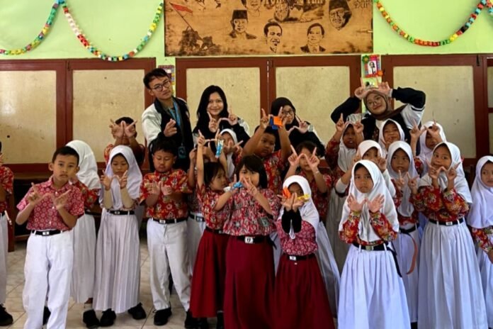 KKN Undip Reguler Kelurahan Wuryorejo melaksanakan program edukasi untuk menumbuhkan kreativitas siswa melalui seni lipat kertas atau origami di SDN 3 Wuryorejo, Lingkungan Pencil, Kelurahan Wuryorejo. (Foto : Dok KKN)