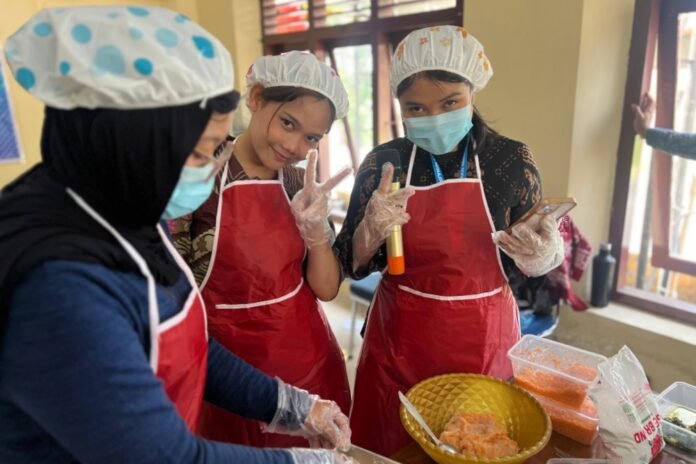 Tim Kuliah Kerja Nyata (KKN) Reguler Tim II Universitas Diponegoro Desa Karanglo, Kecamatan Polanharjo, Kabupaten Klaten, turut berperan dalam pelaksanaan program pembuatan video tutorial pengolahan ikan nila menjadi dimsum dan nugget pada Sabtu, 1 Agustus 2026.
