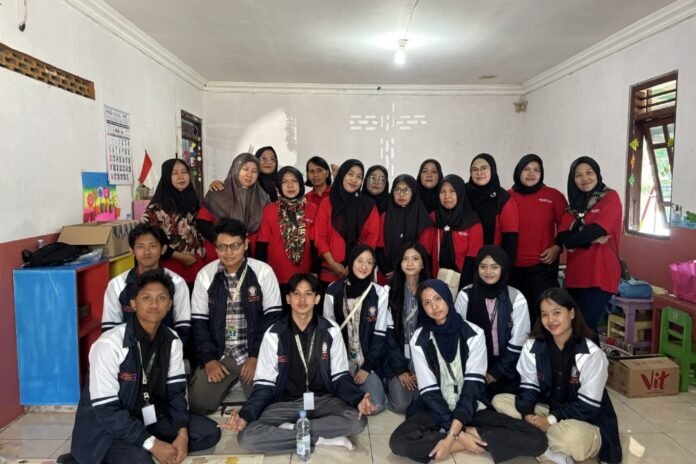 Kelompok 3 Tim KKN IDBU 52 Universitas Diponegoro (UNDIP) melaksanakan kegiatan Edukasi Hukum tentang Perlindungan Anak dalam rangkaian kegiatan Posyandu RW 05, Kelurahan Mijen, pada 11 Juli 2026. (Foto : Dok KKN)