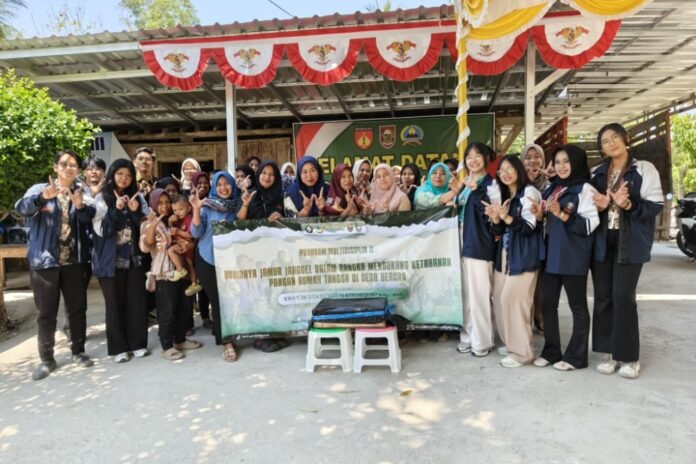 Mahasiswa Kuliah Kerja Nyata Reguler (KKN-R) Tim II Universitas Diponegoro (Undip) mengembangkan inovasi budidaya jamur berbahan dasar bonggol jagung di Desa Bercak. (Foto : Dok KKN)