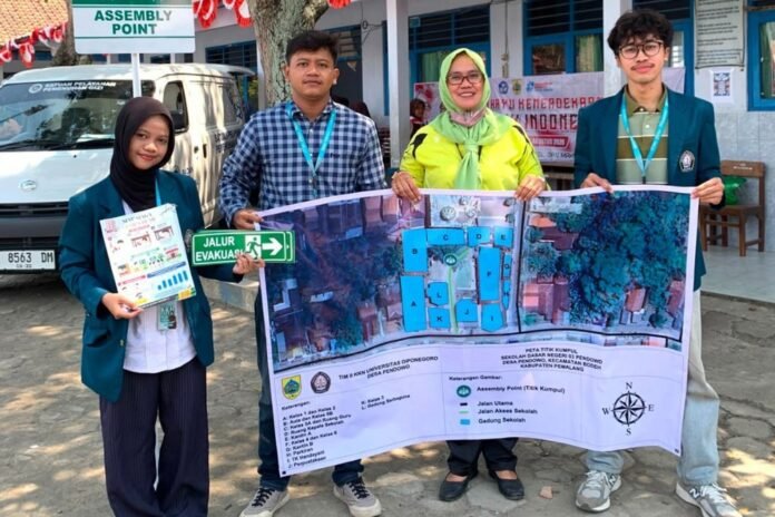 Siswa dan guru SDN 03 Pendowo, Desa Pendowo, Kecamatan Bodeh, Kabupaten Pemalang, mengikuti pelatihan mitigasi bencana gempa bumi serta penataan jalur evakuasi yang digelar Mahasiswa KKN Tim II Reguler Universitas Diponegoro (Undip), Jumat (7/8/2026). (Foto : Dok KKN)