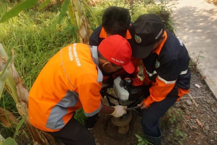 Mahasiswa Kuliah Kerja Nyata (KKN) Reguler Tim II Universitas Diponegoro untuk turun tangan di Kelurahan Pulutan, Kecamatan Sidorejo, Kota Salatiga melakukan Sosialisasi Pembuatan Biopori dan Komposter. (Foto : Dok KKN)