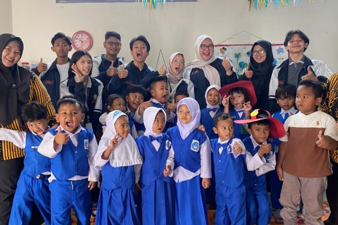 Mahasiswa Kuliah Kerja Nyata (KKN) Tematik IDBU-52 Universitas Diponegoro menyelenggarakan program edukasi mitigasi kebakaran dan pengelolaan sampah organik bagi siswa-siswi TK Pertiwi 07 Kelurahan Mijen