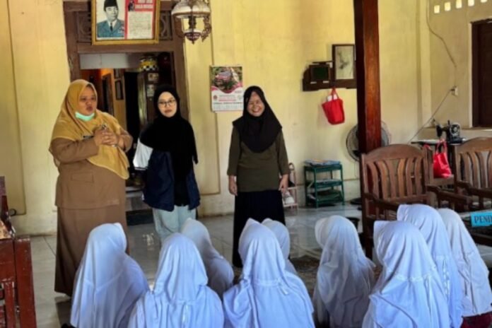 Edukasi Bahaya Merokok terhadap Kesehatan di Posyandu Remaja oleh mahasiswa KKN Undip. (Foto : Dok KKN)